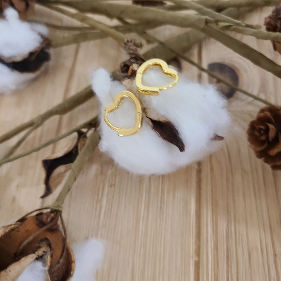 💛💛NEW💛💛SO CUTE!! Heart Huggie Hoop Earrings in GOLD Plating 💛💛 - Picture 13 of 16